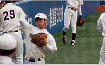「WASEDA」のユニフォームをまとい試合前の練習にてキャッチボールをするh21卒・高橋選手